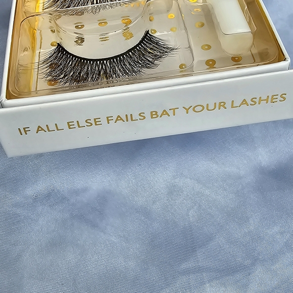 🟣 ☆ NWOT ☆ Battington Beauty 3D Silk Lashes & Mini Lash Glue"Harlow" - Picture 3 of 5